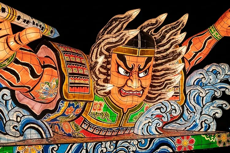 夜の青森ねぶた祭で展示された武将を描いた大型ねぶた